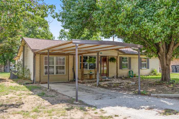 photo 2: 949 Ladelle Street, De Leon TX 76444