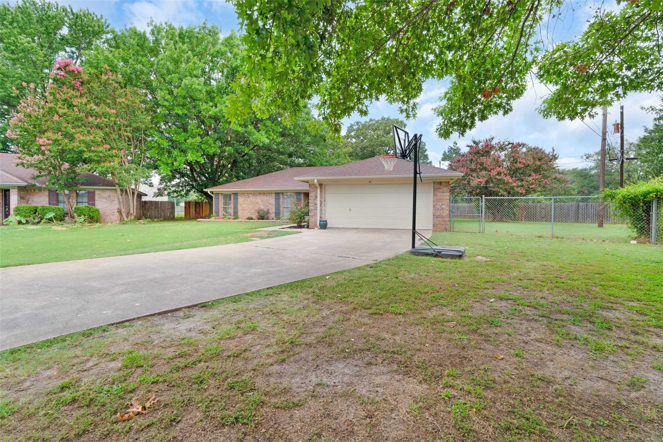 photo 3: 100 Hollie Circle, Sulphur Springs TX 75482