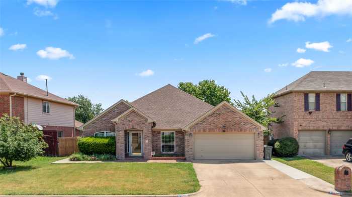 photo 1: 6405 Viking Trail, Arlington TX 76001