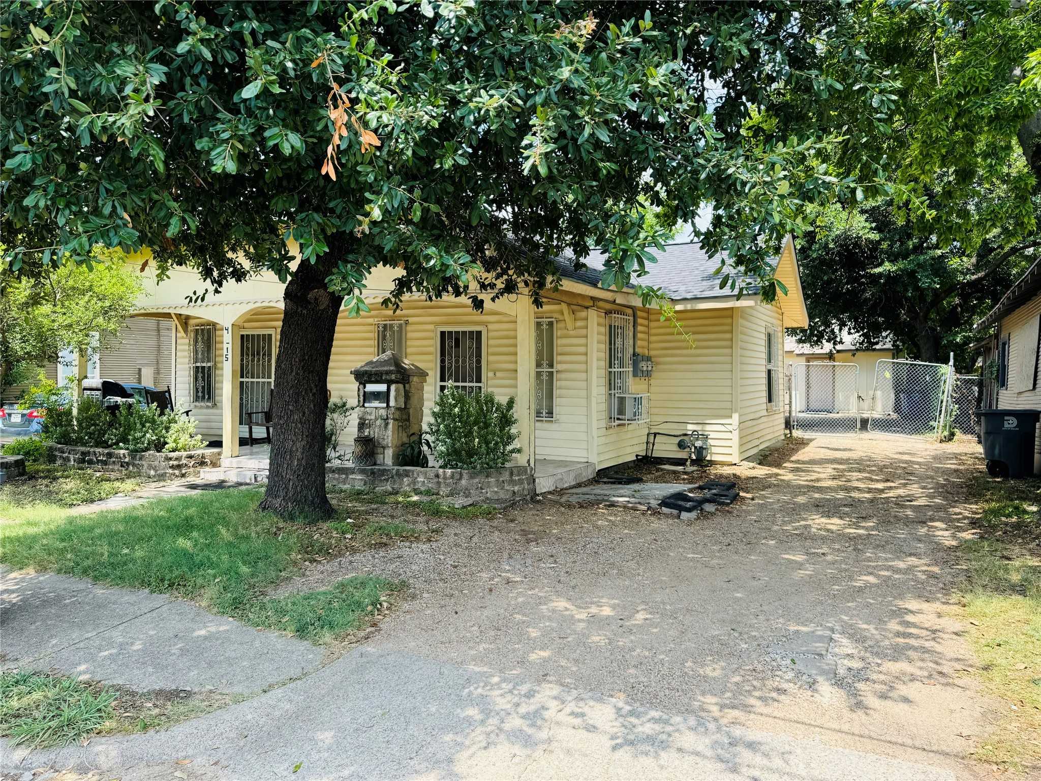 photo 2: 4815 Belmont Avenue, Dallas TX 75204