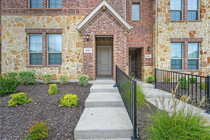 photo 2: 2101 Buffalo Hill Drive, Mesquite TX 75149