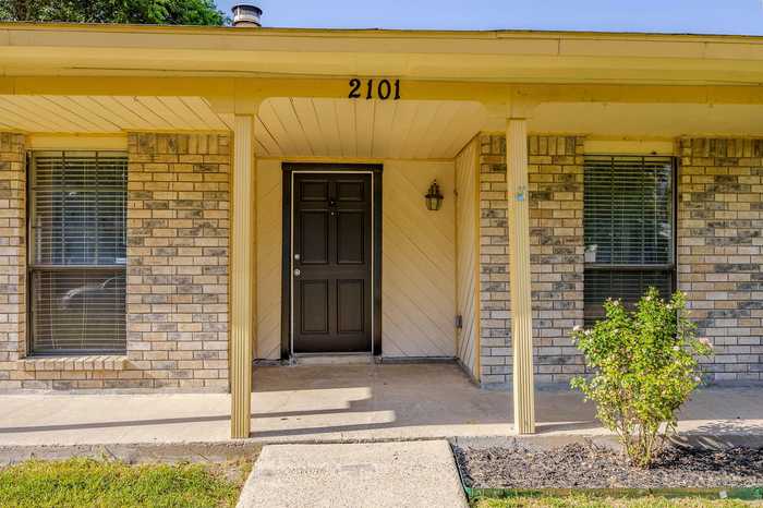 photo 2: 2101 Montana Trail, Grand Prairie TX 75052