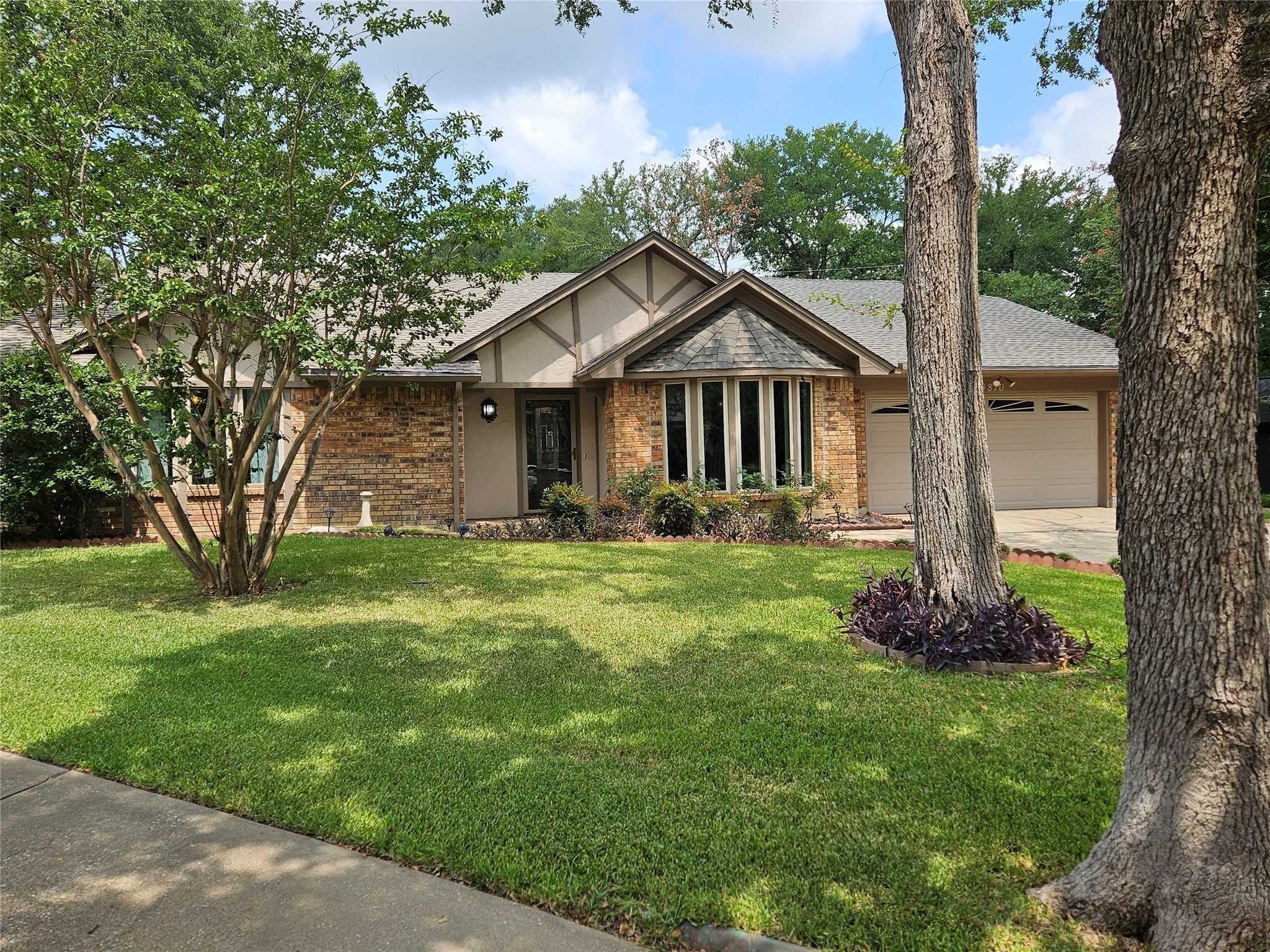 photo 1: 4810 Fawn Valley Court, Arlington TX 76017