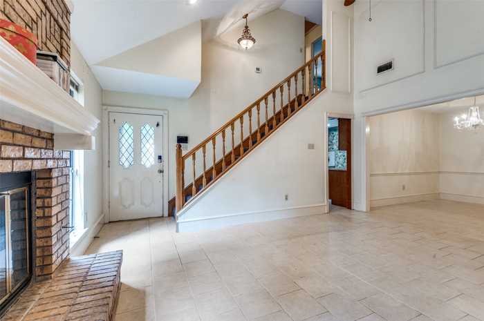 photo 2: 512 Bryan Court, Irving TX 75060