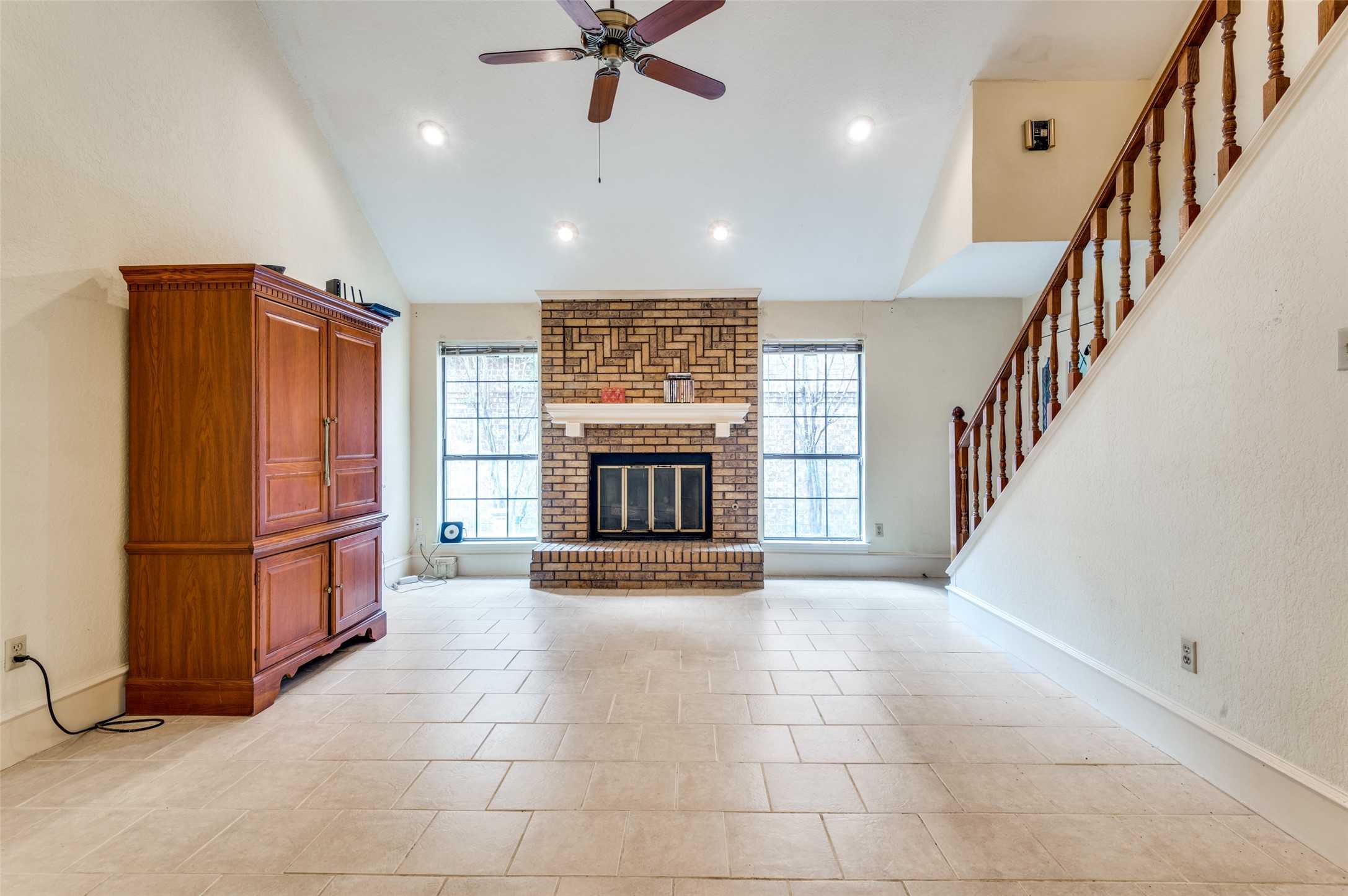 photo 3: 512 Bryan Court, Irving TX 75060