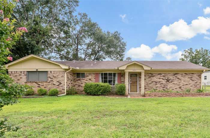 photo 1: 925 MEADOWLARK Drive, Paris TX 75462