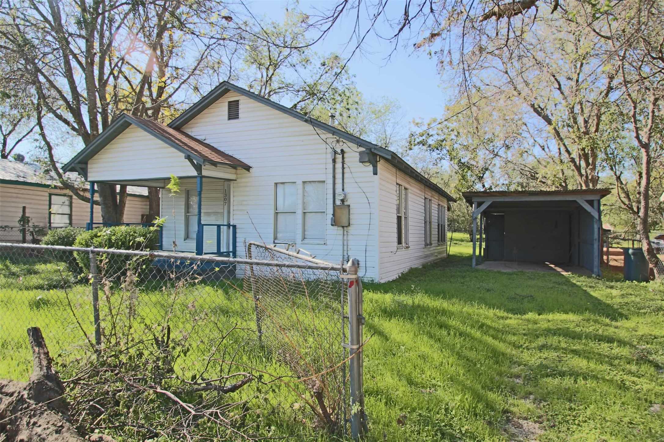 photo 2: 1307 Joslin Street, Cleburne TX 76033