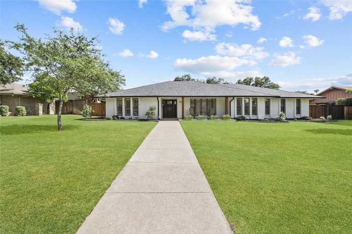 photo 1: 3988 Goodfellow Drive, Dallas TX 75229