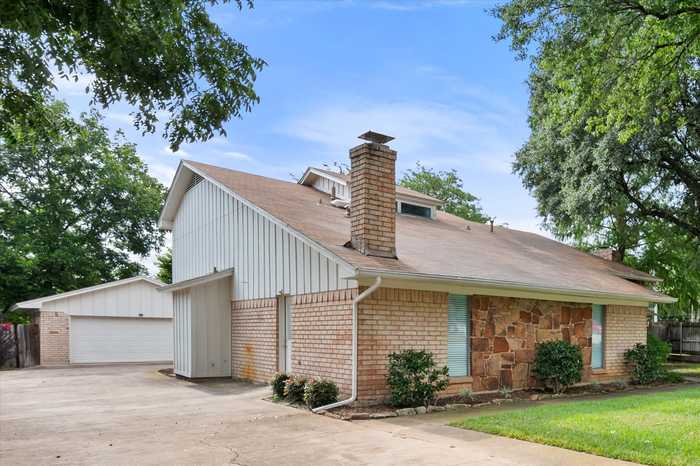 photo 2: 2225 Southcrest Drive, Arlington TX 76013