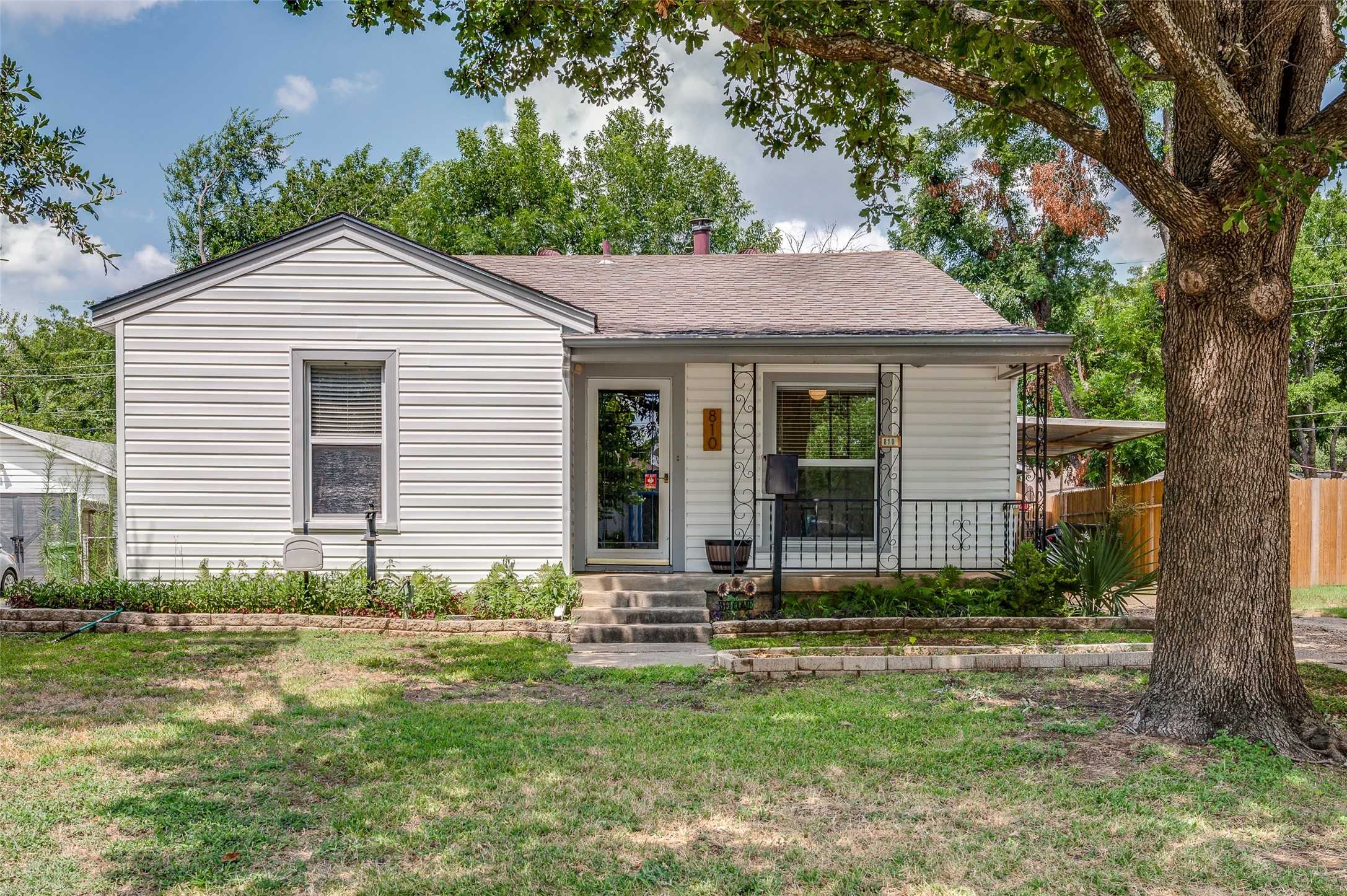 photo 2: 810 Scott Drive, Arlington TX 76012