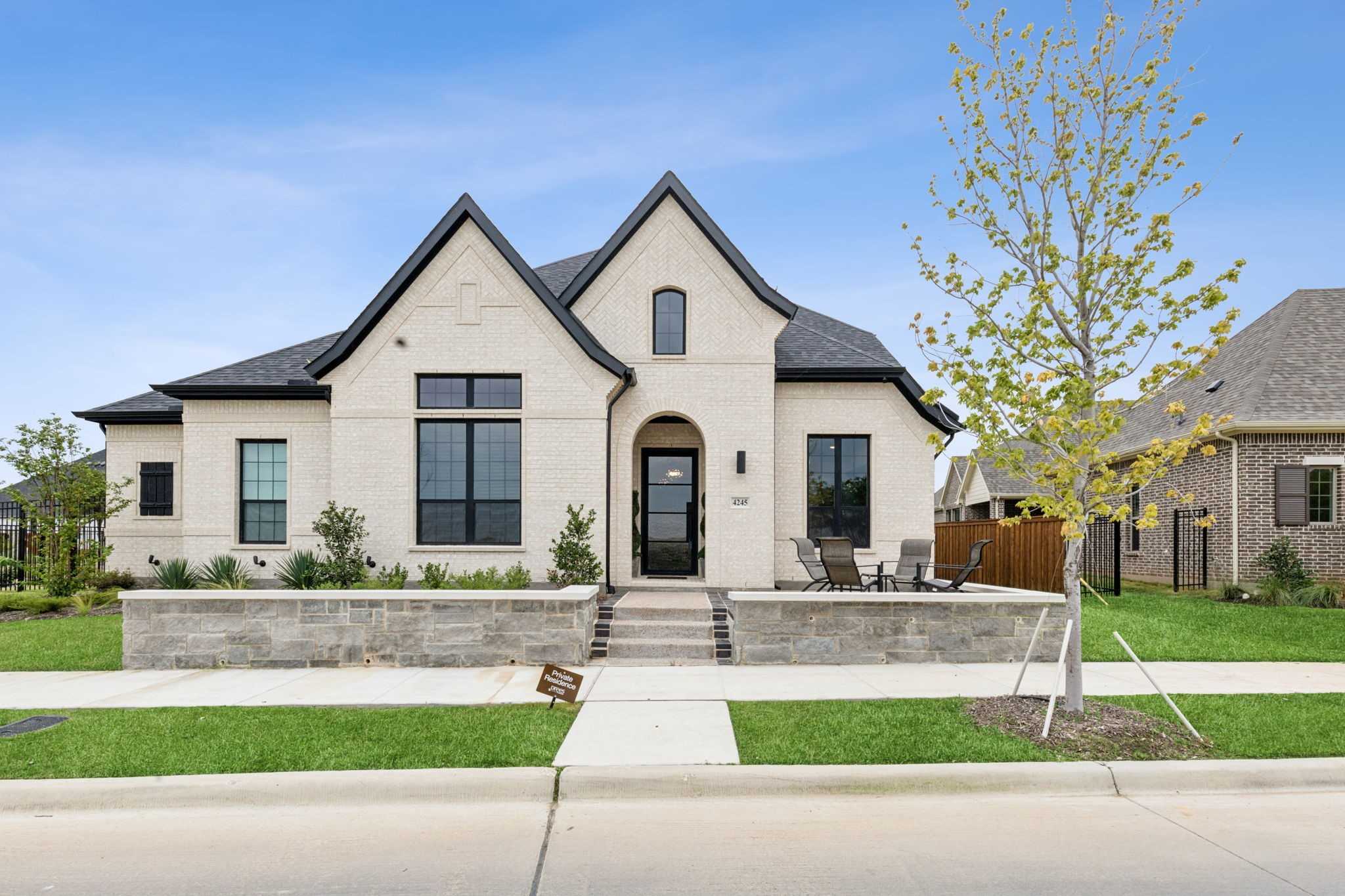 photo 3: 4245 Meadow Hawk Drive, Arlington TX 76005