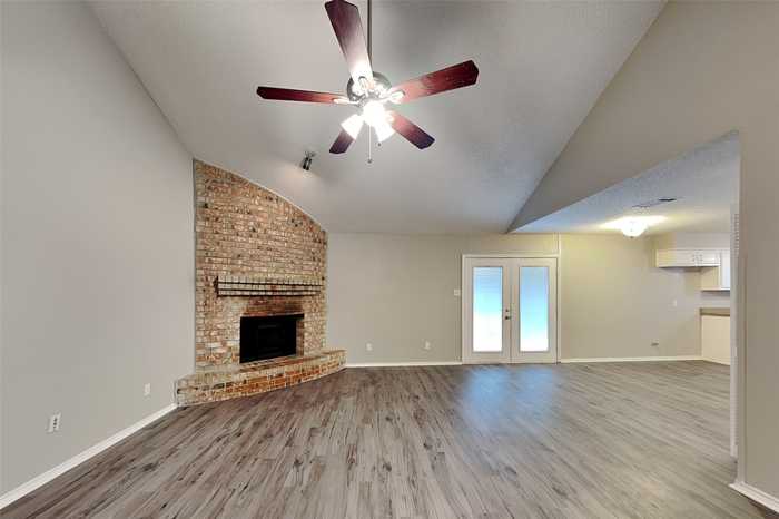 photo 2: 6414 Hidden Springs Drive, Arlington TX 76001