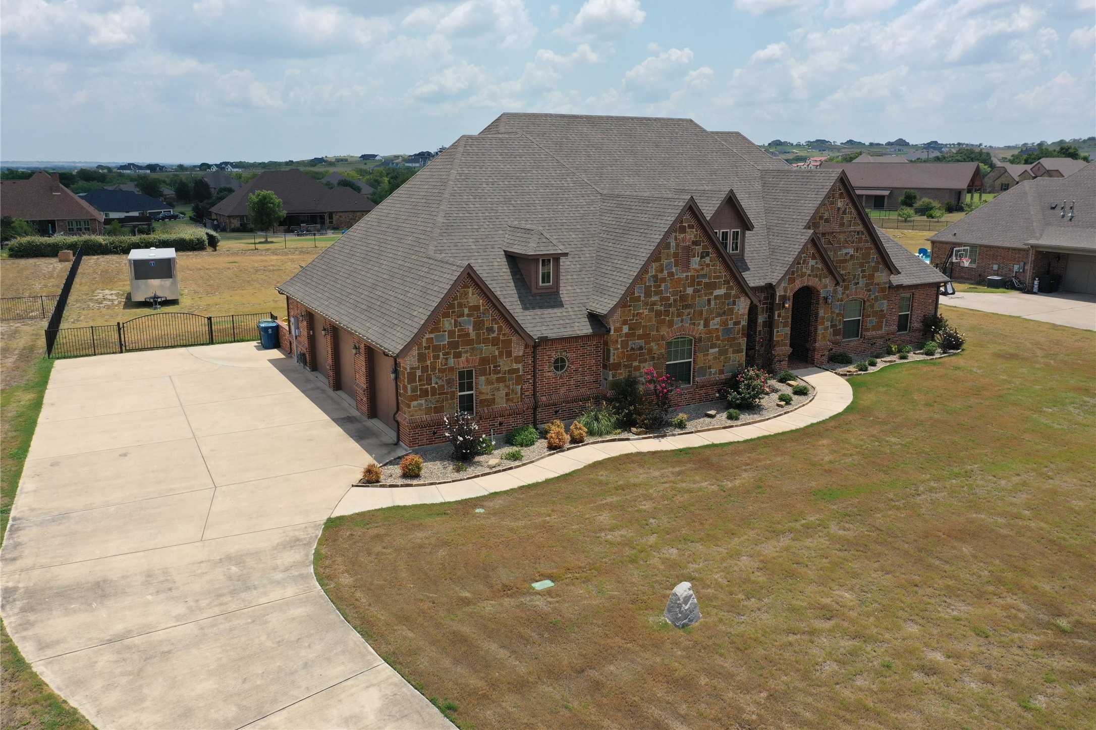 photo 2: 185 Creek Wood Drive, Aledo TX 76008