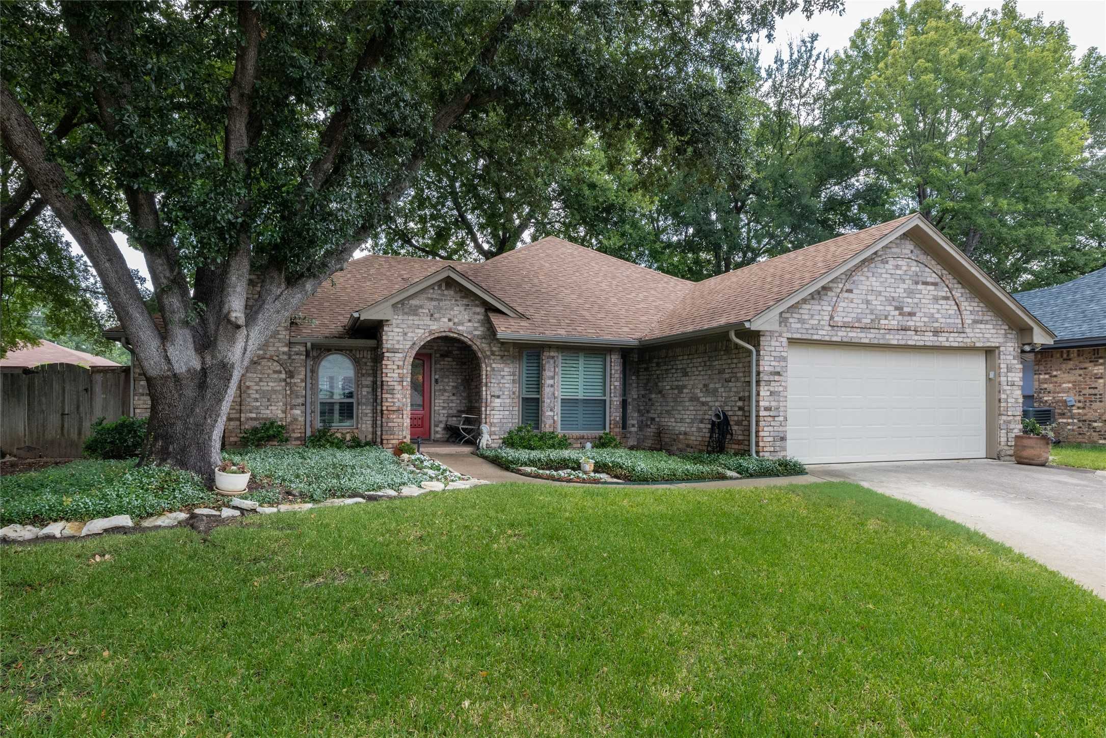 photo 3: 5205 Andalusia Court, Arlington TX 76017