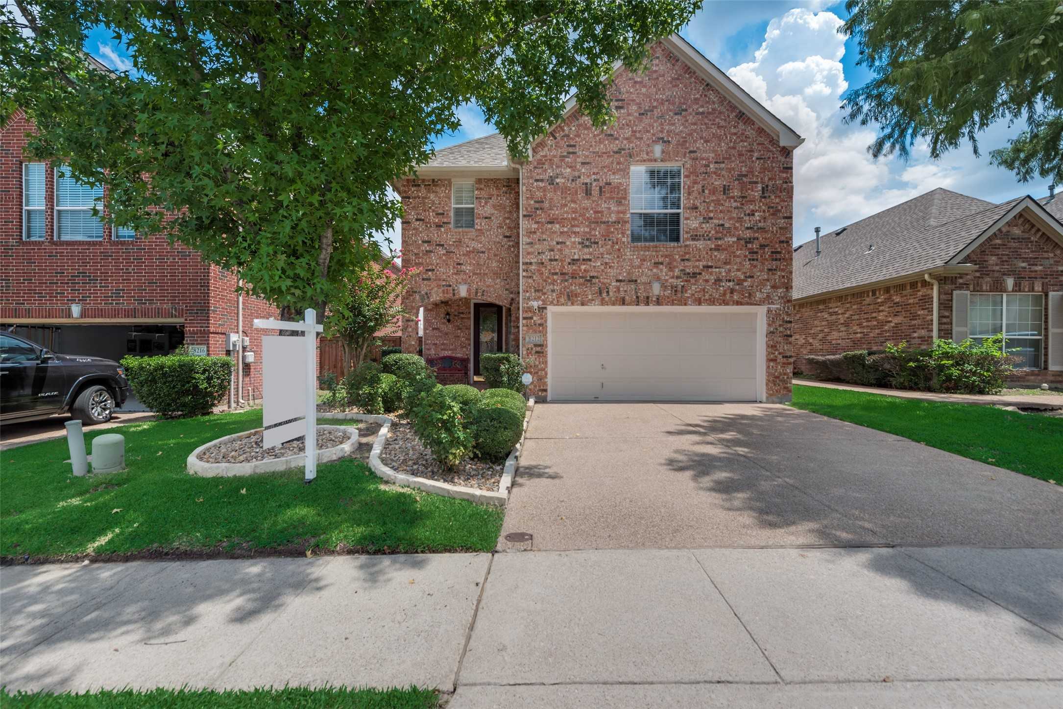 photo 2: 8212 Dogwood Lane, Irving TX 75063