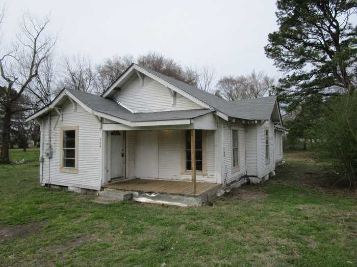 photo 2: 324 NW Beck Street, De Kalb TX 75559