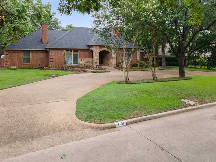 photo 2: 4721 Bobbitt Drive, Dallas TX 75229