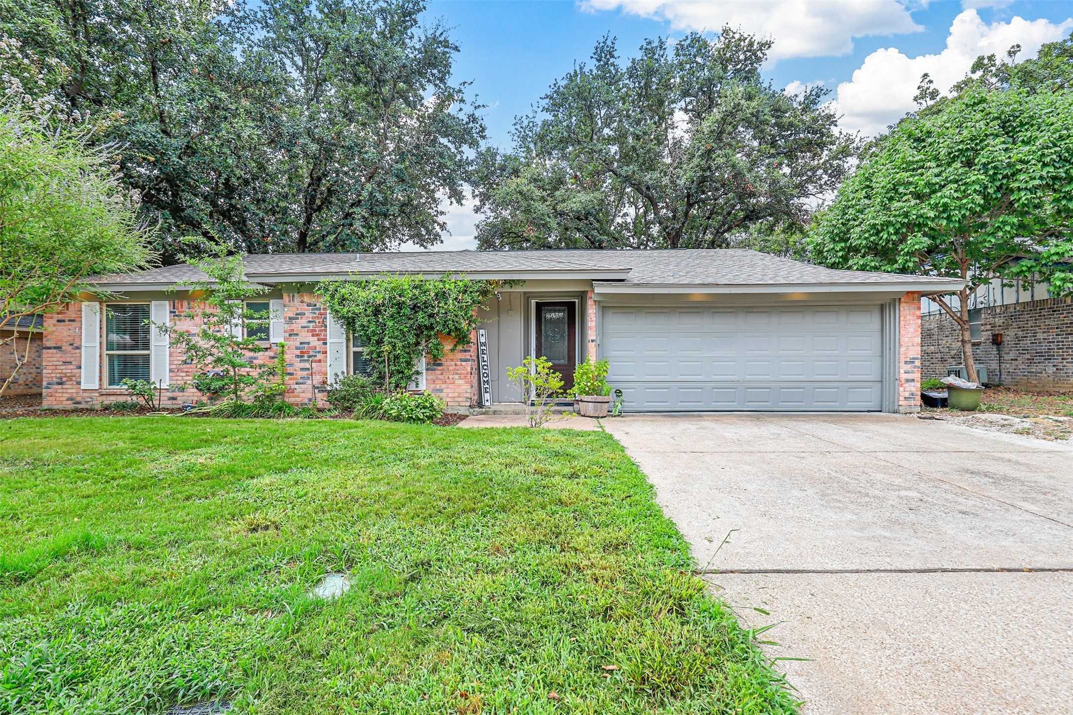 photo 1: 1104 S Thornbush Circle, Arlington TX 76013