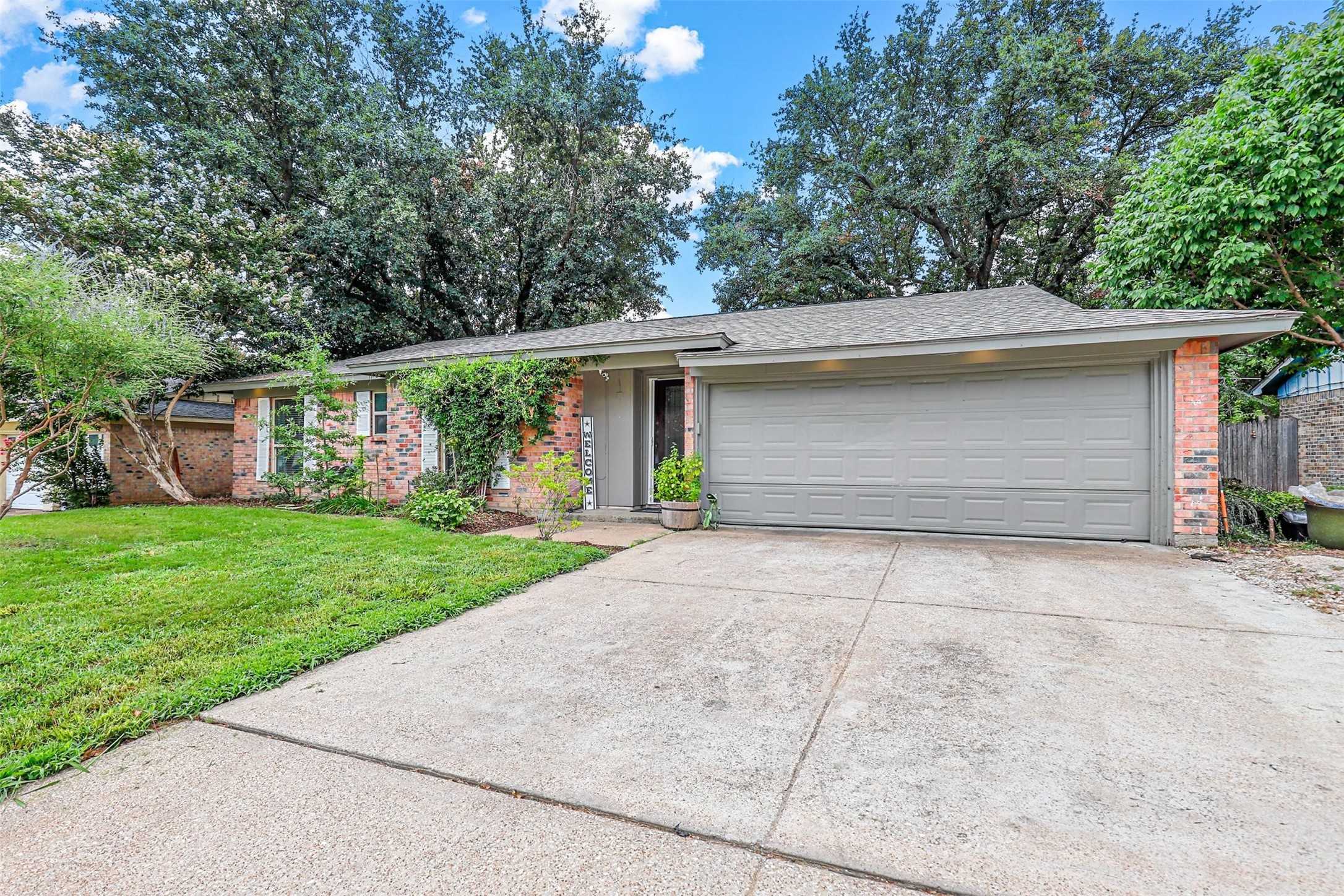 photo 2: 1104 S Thornbush Circle, Arlington TX 76013