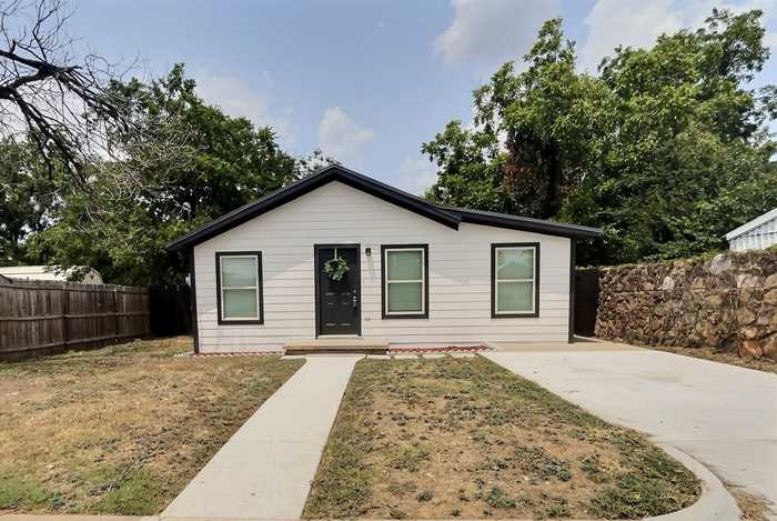 photo 2: 1014 W Archer Street, Jacksboro TX 76458