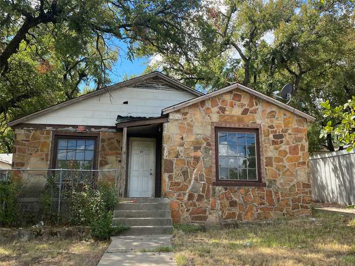 photo 1: 612 18th Street, Mineral Wells TX 76067