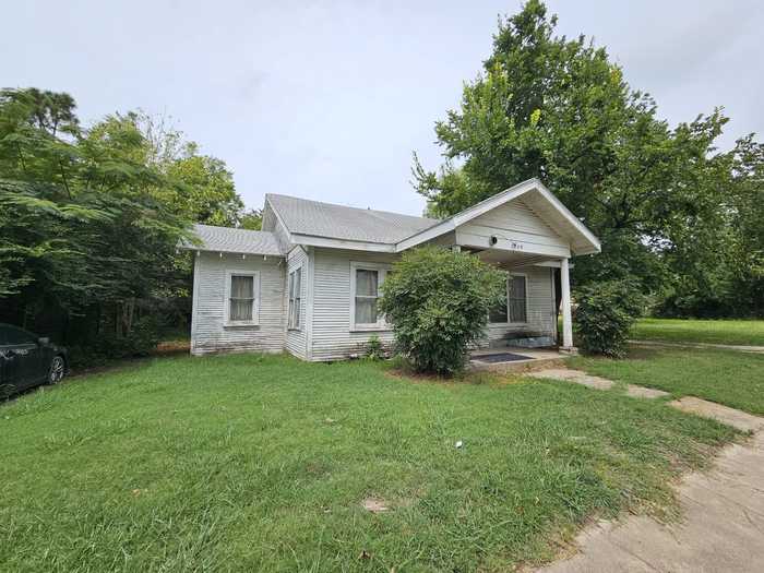 photo 1: 1715 Park Street, Commerce TX 75428