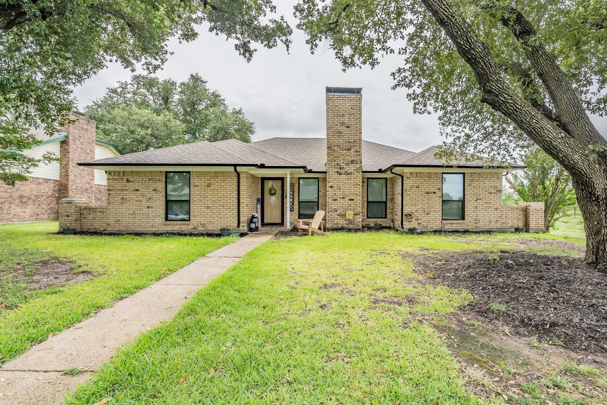 photo 1: 1019 Ross Street, Terrell TX 75160