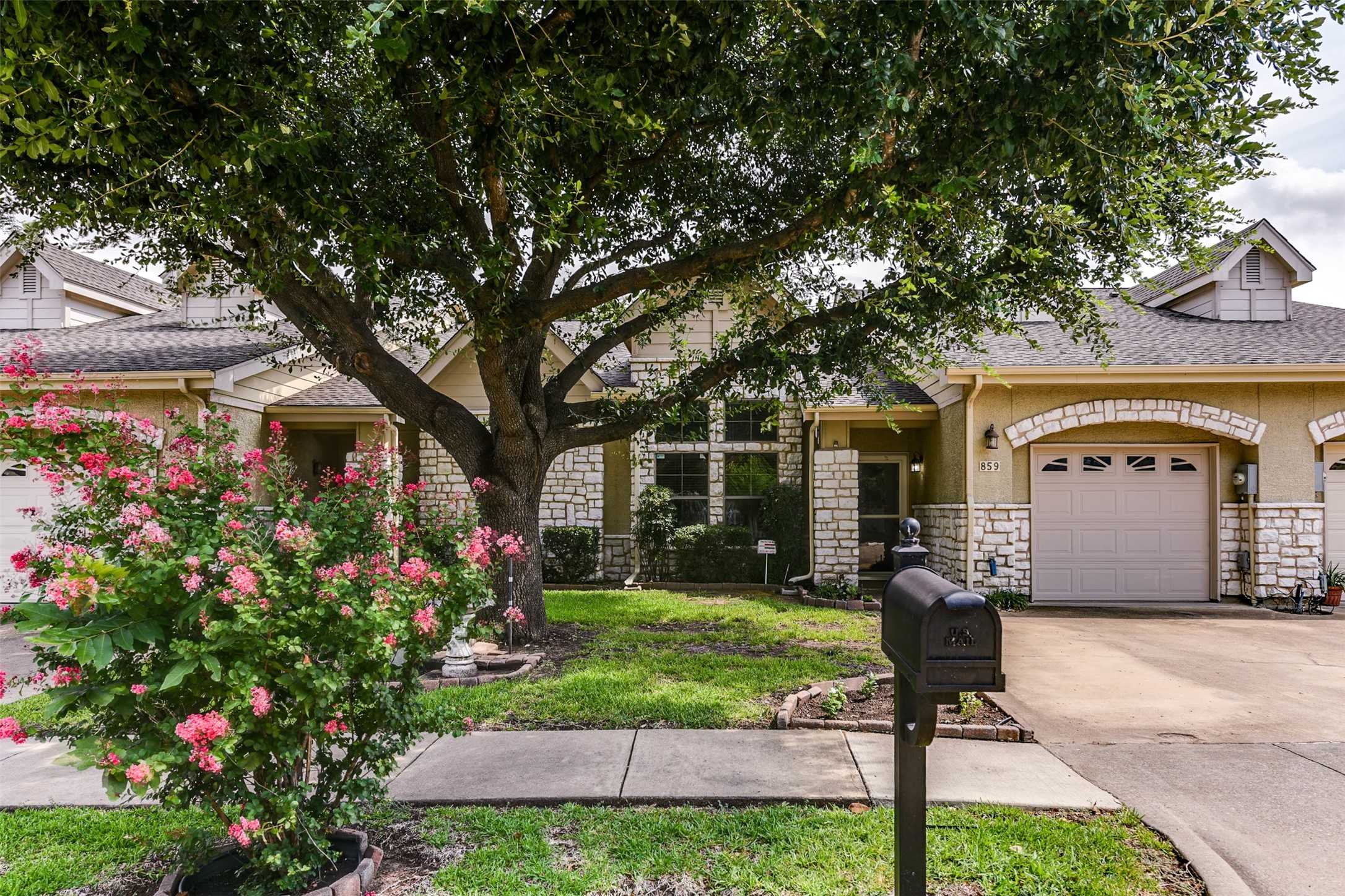 photo 2: 859 Lindbergh Lane, Grand Prairie TX 75051