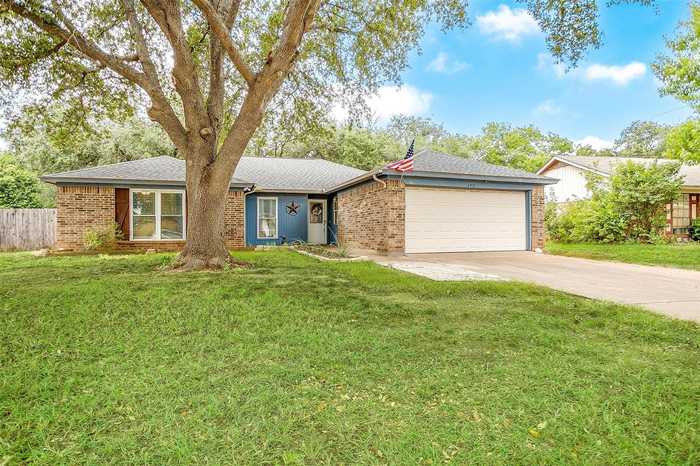 photo 2: 6416 Willow Springs Drive, Arlington TX 76001