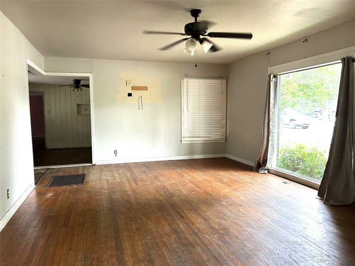 photo 2: 404 Pecan Street, Grandview TX 76050