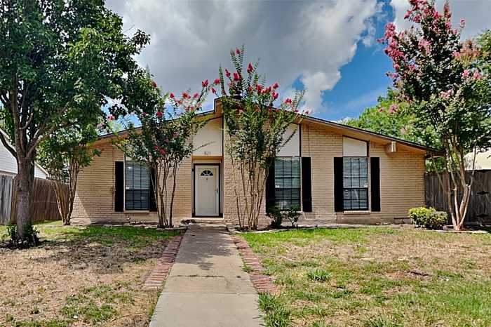 photo 1: 821 Cambridge Drive, Plano TX 75023