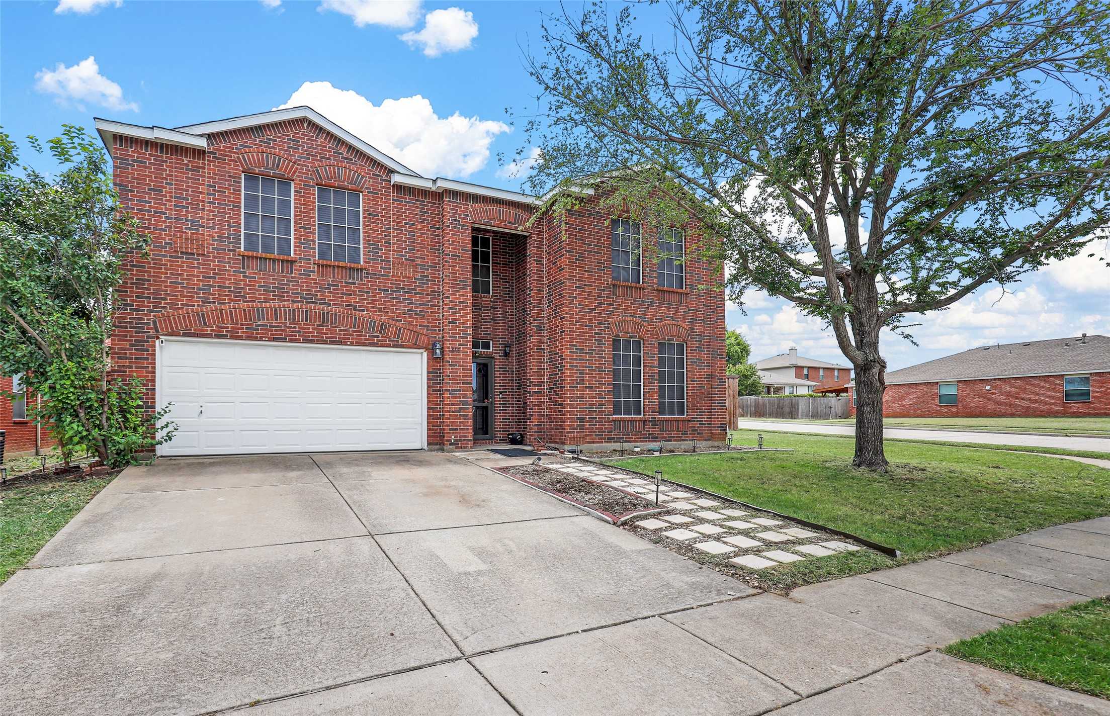 photo 2: 818 Dunkirk Lane, Arlington TX 76017