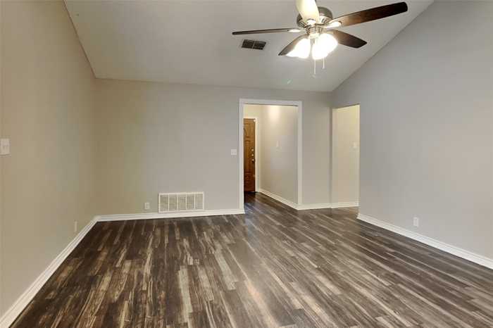 photo 2: 5508 Grantmont Drive, Arlington TX 76016