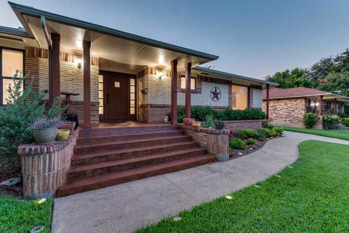 photo 2: 2541 Whitewood Drive, Dallas TX 75233