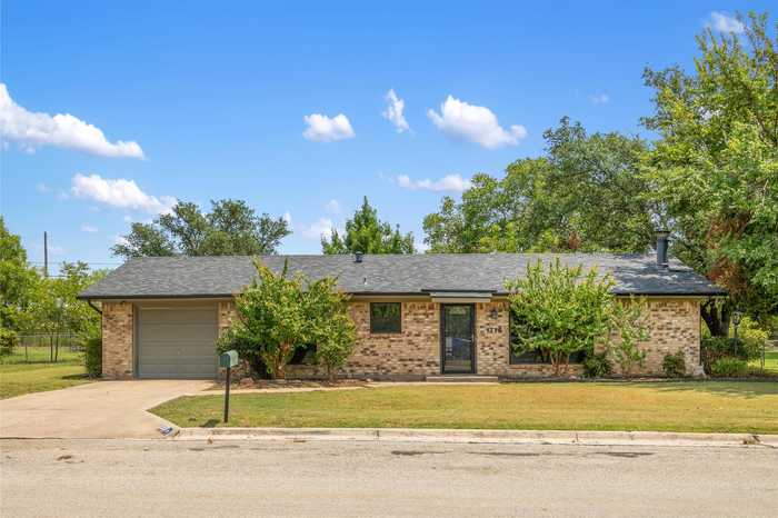 photo 1: 1716 Tulane Drive, Brownwood TX 76801