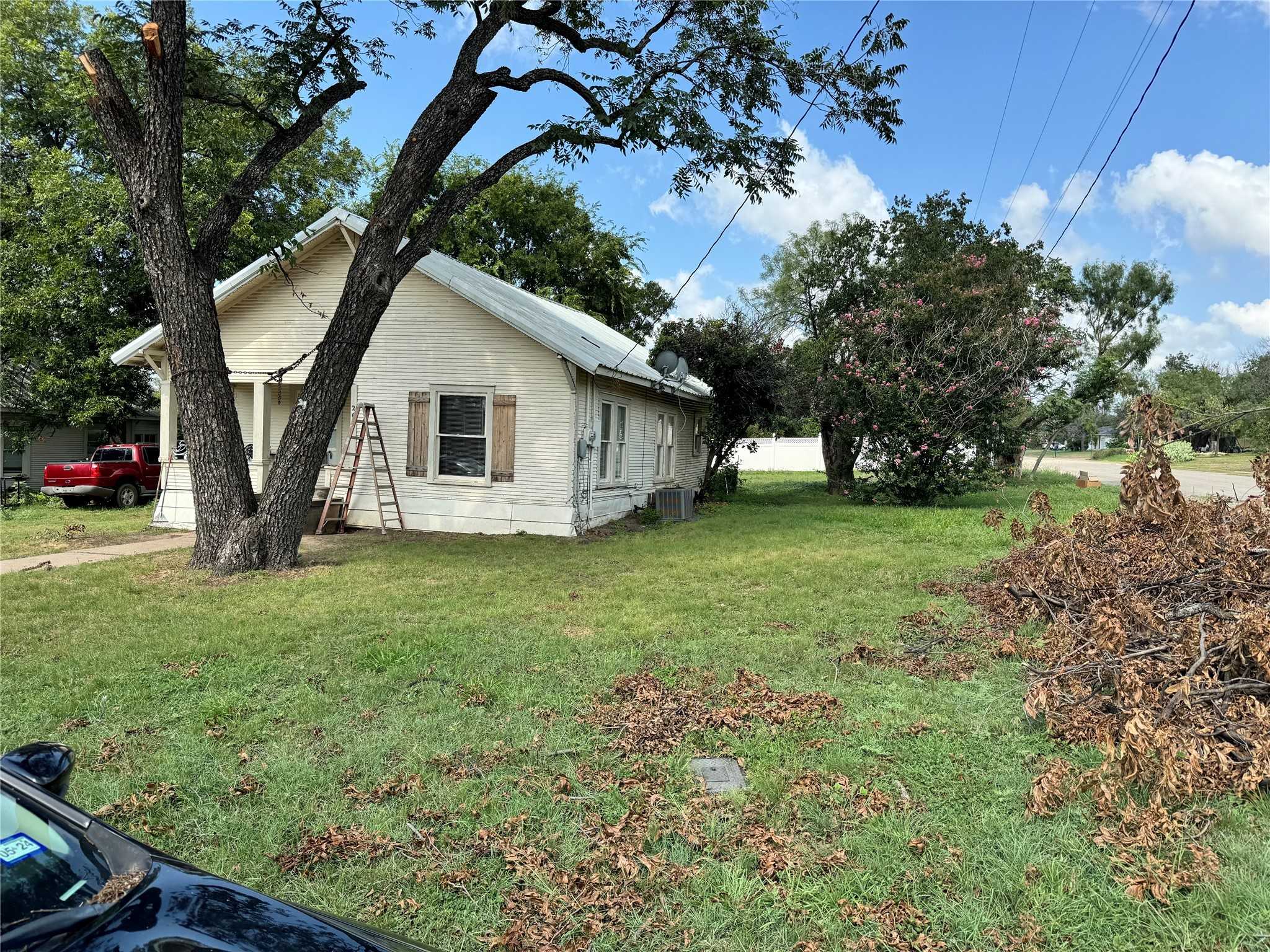 photo 2: 207 N 5th Street, Santa Anna TX 76878