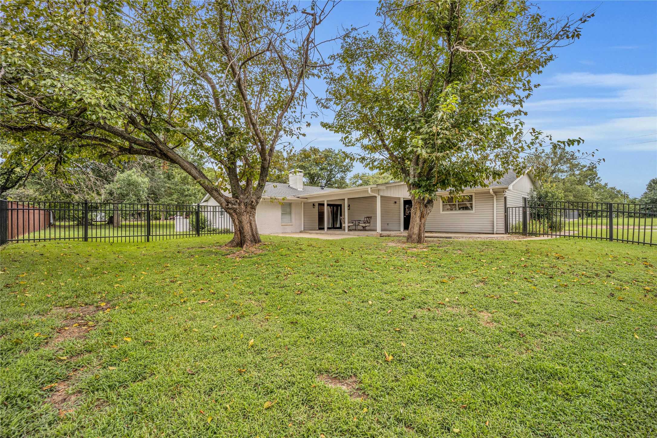 photo 2: 605 Hills Lane, Tool TX 75143