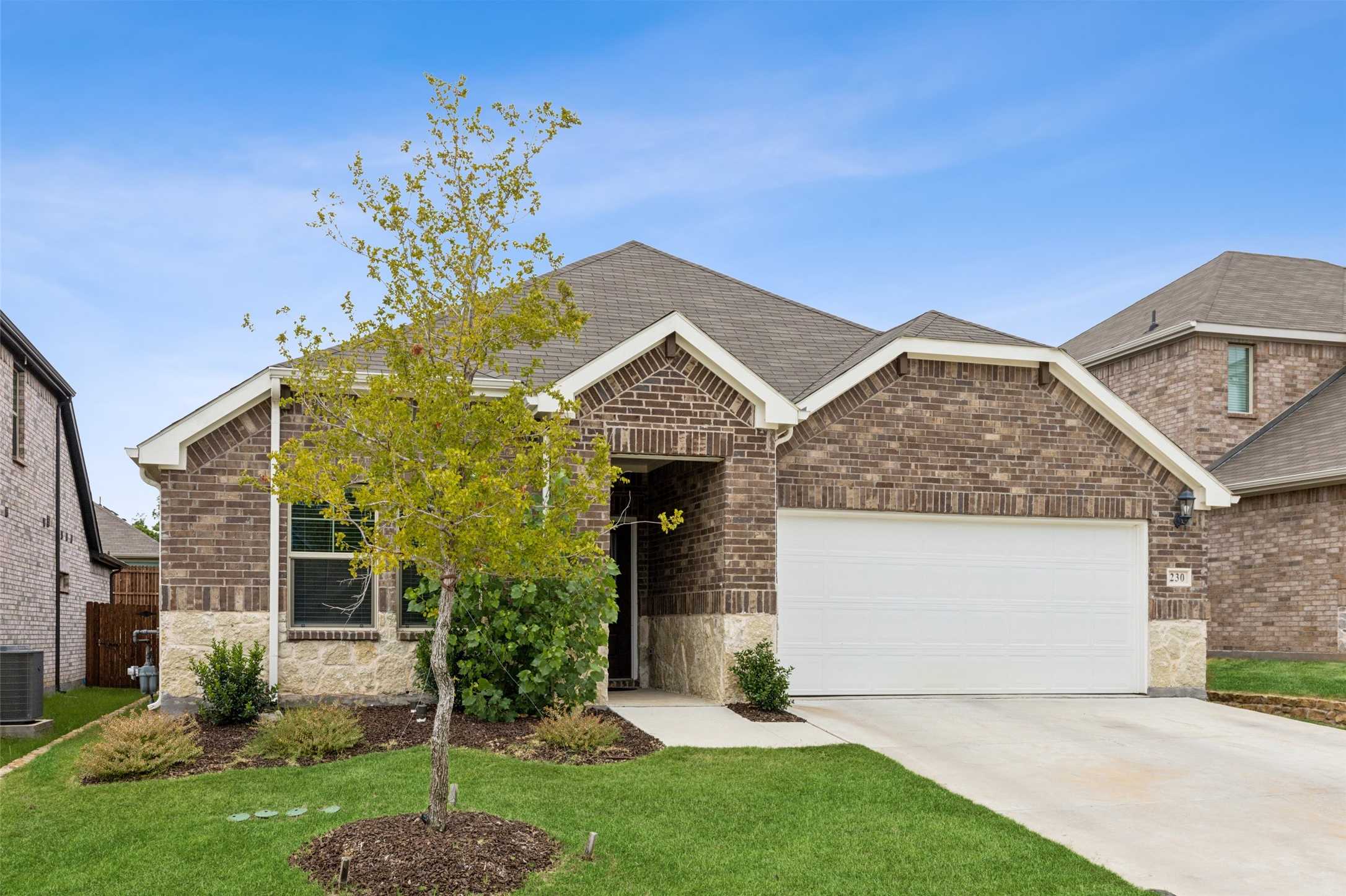 photo 2: 230 Luna Lane, Lake Dallas TX 75065