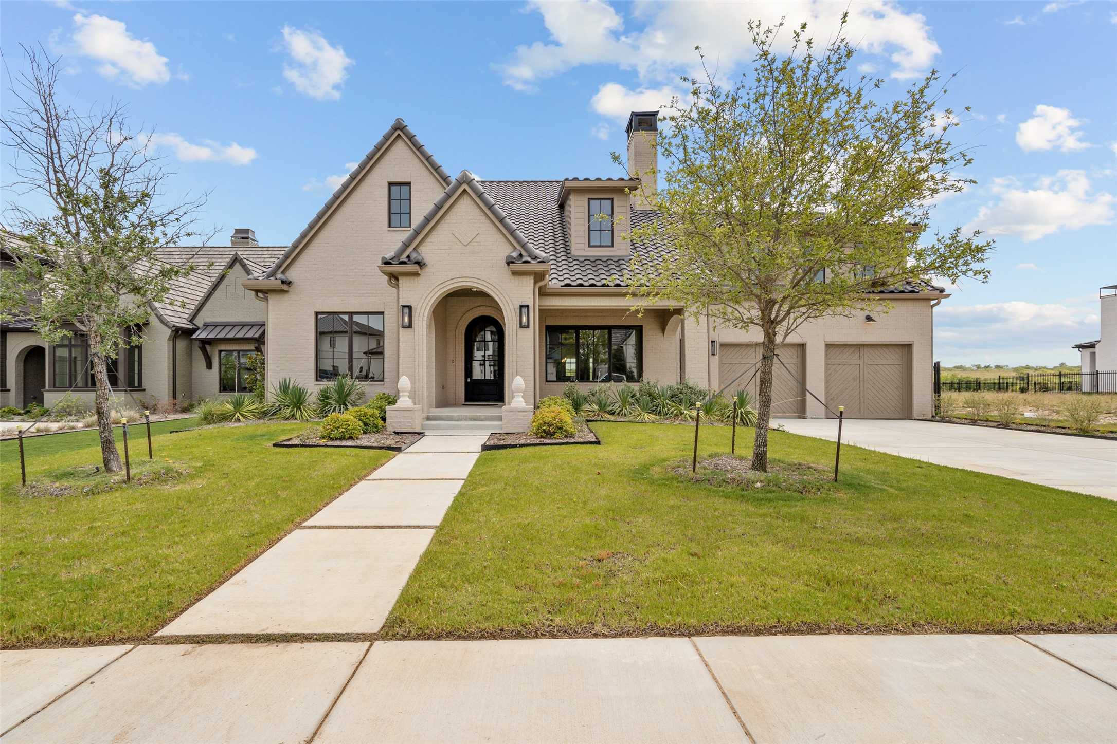 photo 2: 9717 Latour Court, Fort Worth TX 76126