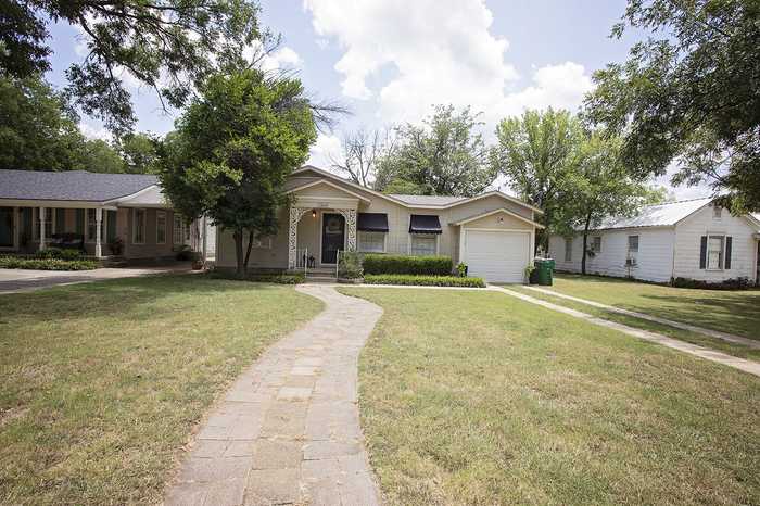 photo 2: 1304 Morningside Avenue, Graham TX 76450