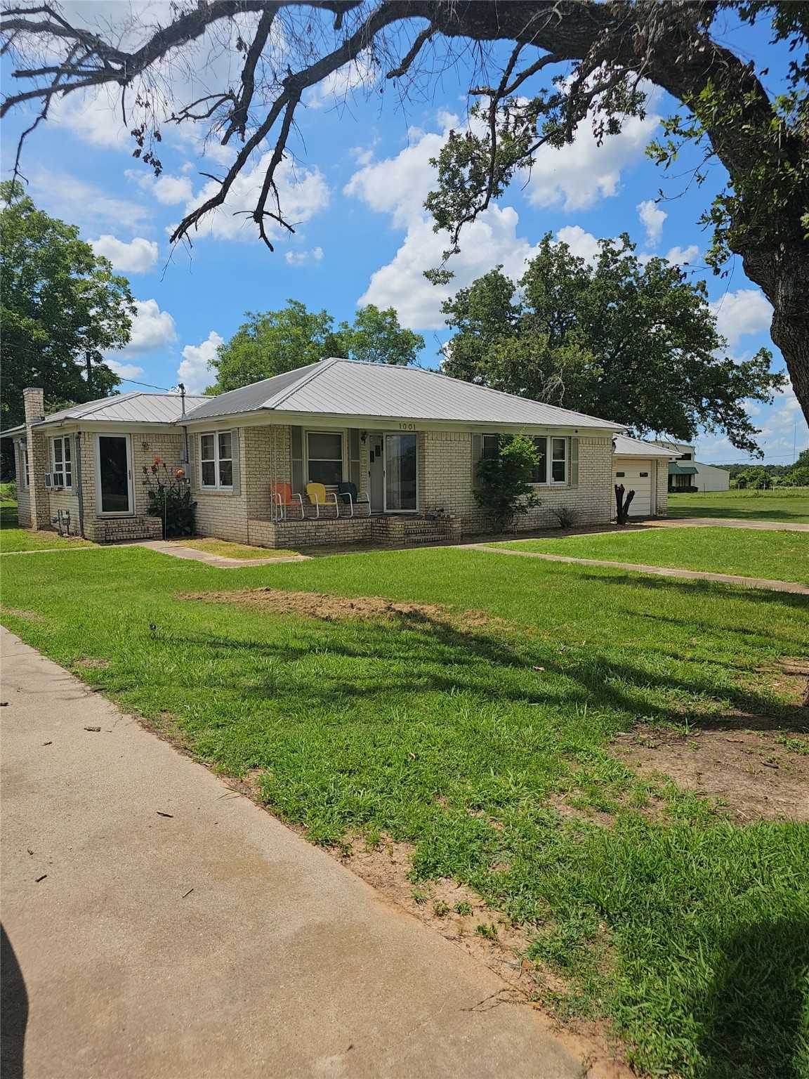 photo 1: 1001 S Fairway Street, Fairfield TX 75840