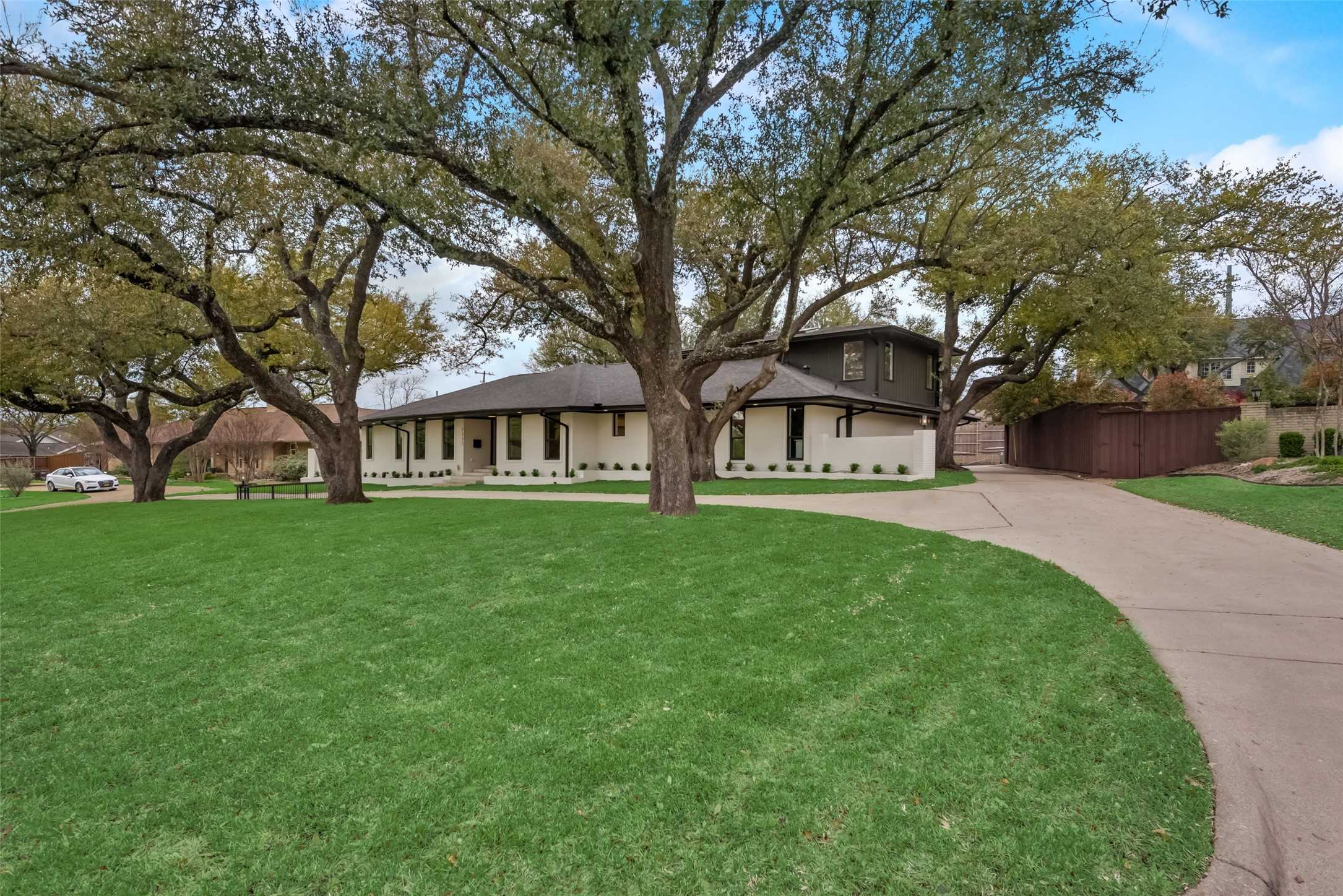 photo 3: 7335 Royal Circle, Dallas TX 75230