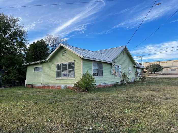 photo 2: 801 W Belknap Street, Jacksboro TX 76458