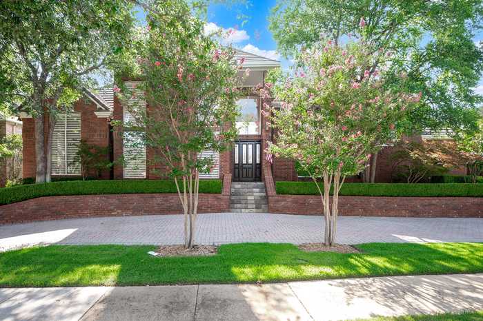 photo 1: 2125 Creekside Circle S, Irving TX 75063