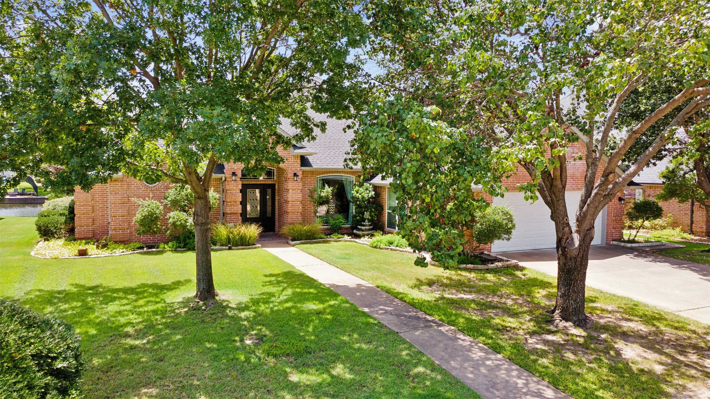 photo 3: 1111 Mallard Way, Granbury TX 76048