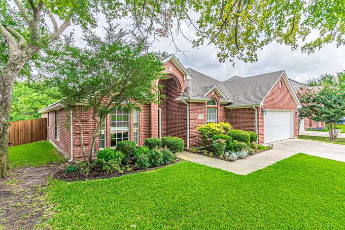 photo 1: 6110 Fannin Drive, Arlington TX 76001