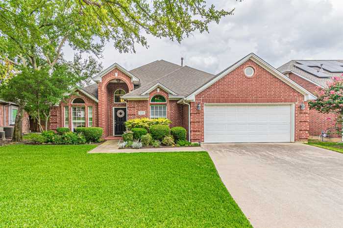 photo 2: 6110 Fannin Drive, Arlington TX 76001