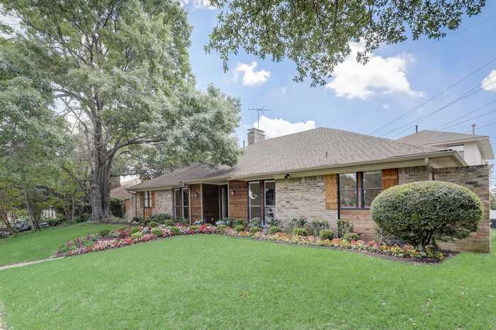 photo 2: 9522 Hilldale Drive, Dallas TX 75231