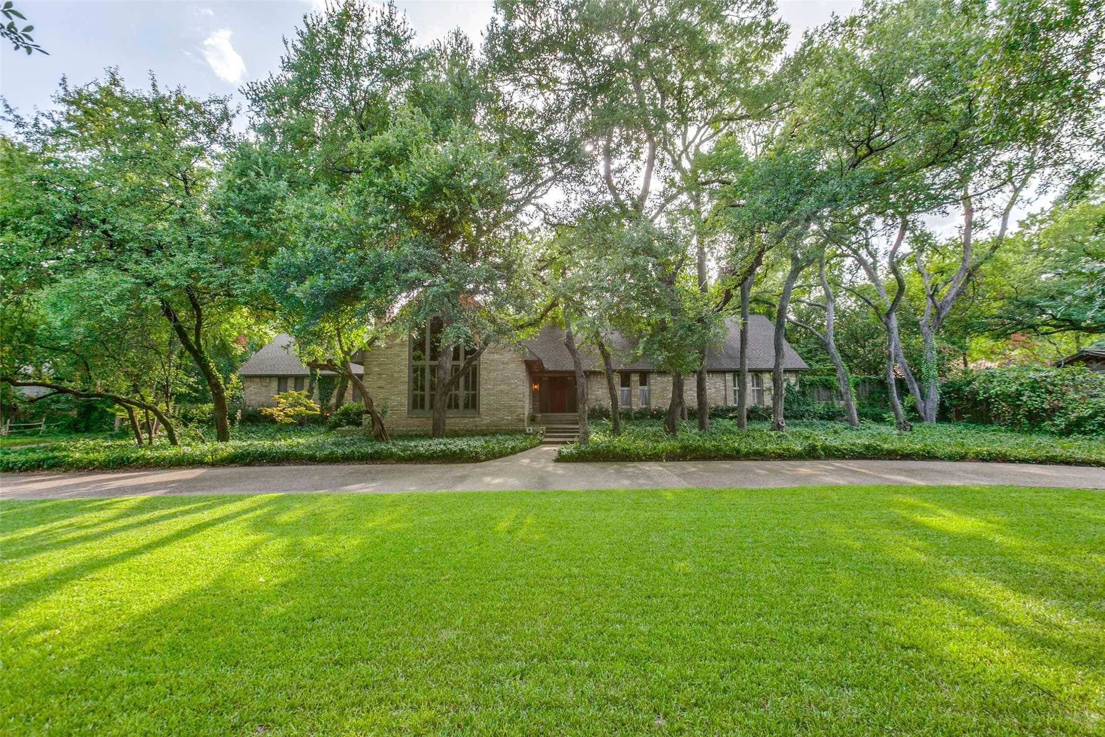 photo 1: 14707 NE Winnwood Road, Addison TX 75254