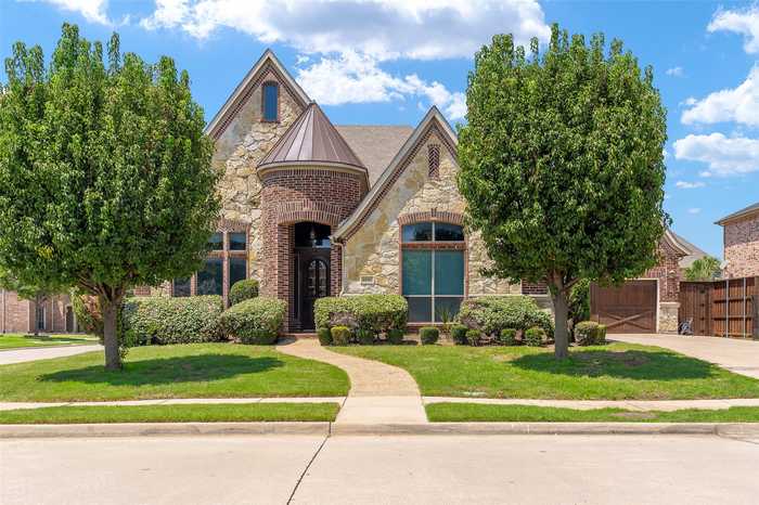 photo 1: 4101 Choctaw Drive, Carrollton TX 75010